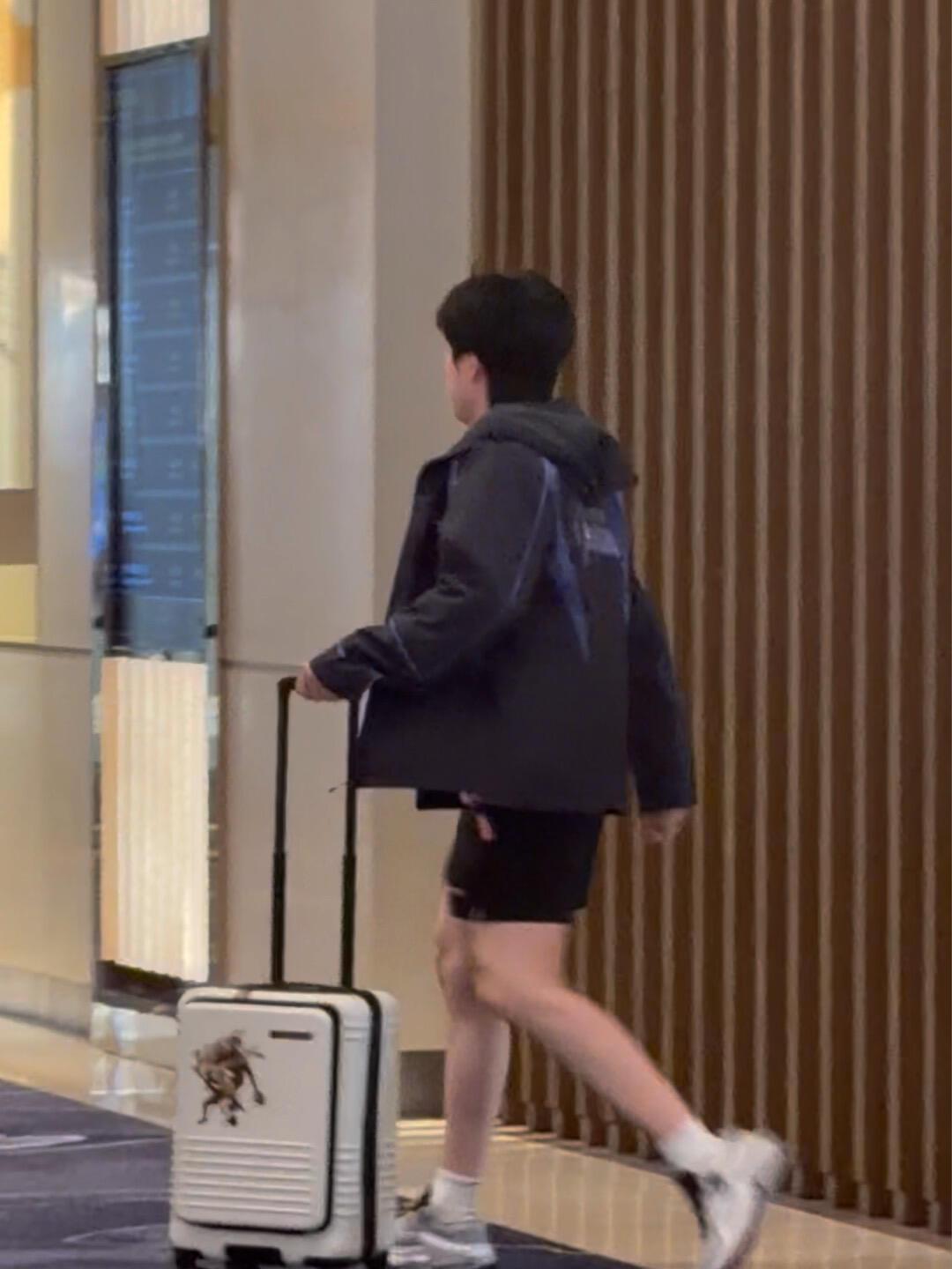 王楚钦上训了，这大长腿，这么的直，头哥的身材是真苗条！这小伙子看看就帅气的很，