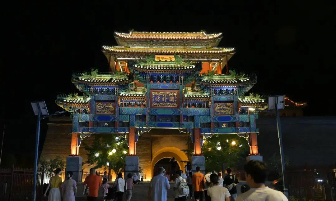 夜幕灯光下的居庸关长城距北京市区60公里的居庸关长城，是京北长城沿线上的著名古