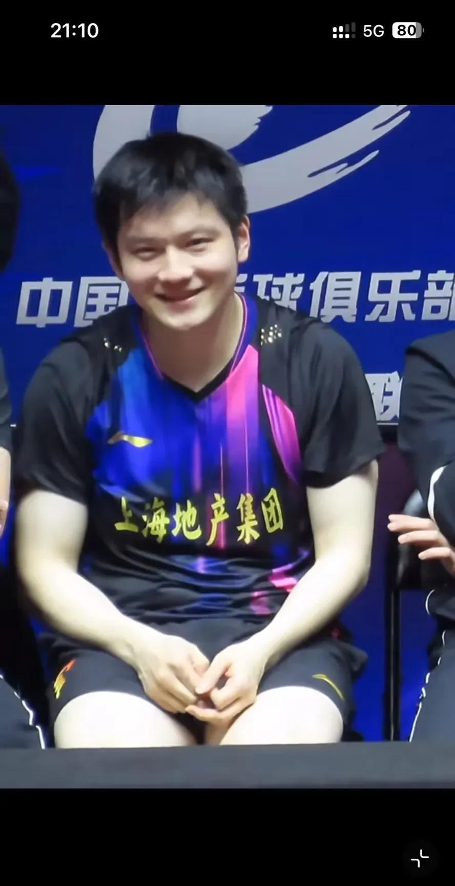 不好意思这个坐姿有点过于秀气了。不笑那么威严有气场，笑起来这么甜度超标！