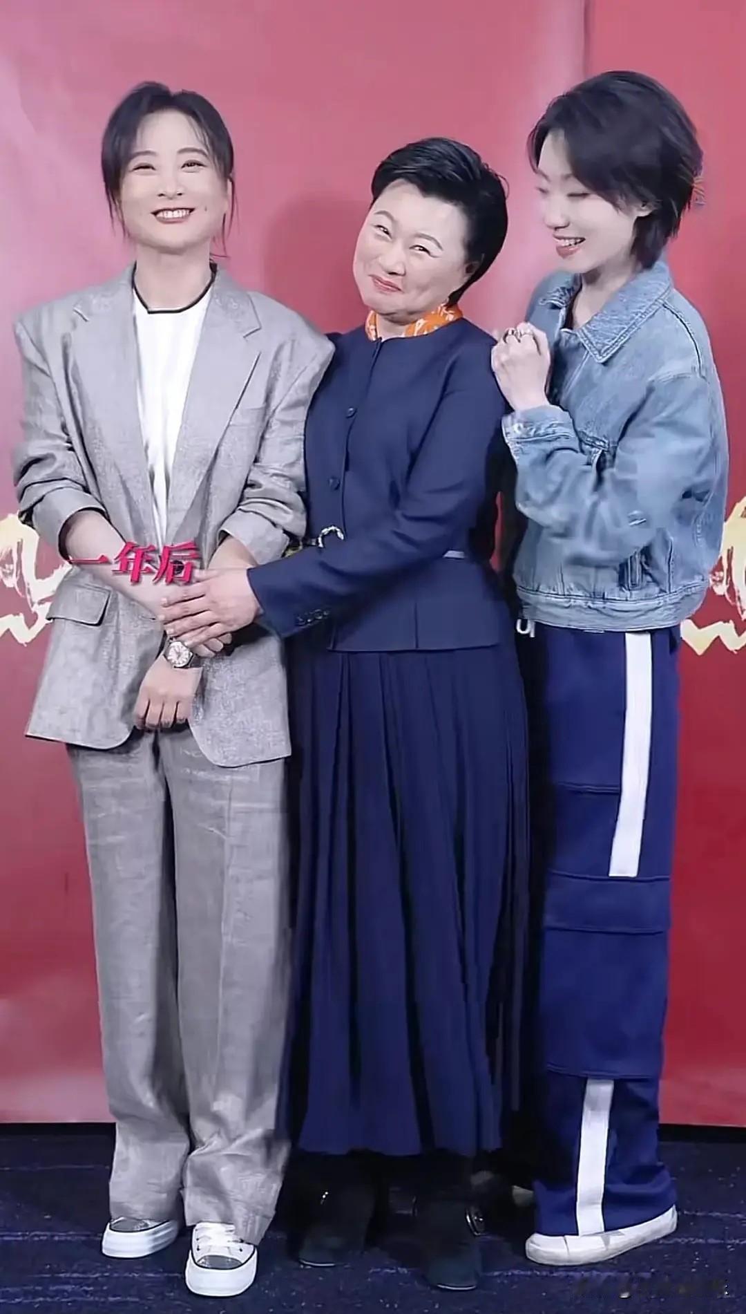 左边的是贾玲，右边的是张小斐，中间的是赵海燕，这三个人往那一站，《热辣滚烫》里的