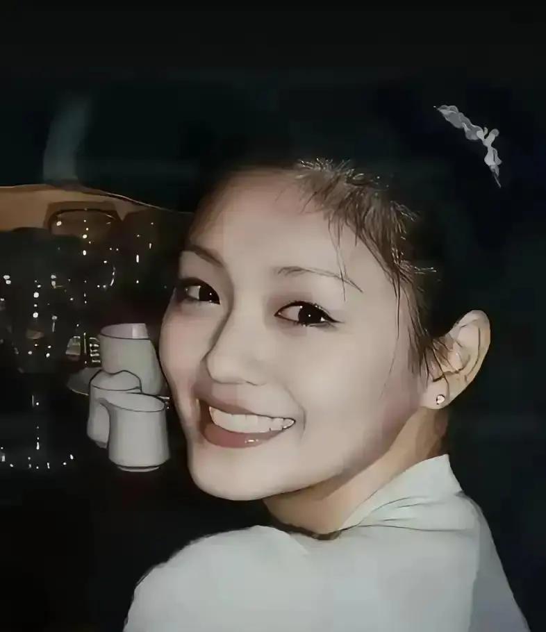 大S在ICU醒来时，浑身插满管子，耳边只有仪器单调的滴答声。她费力地转动眼睛，看见母亲红肿的双眼，才