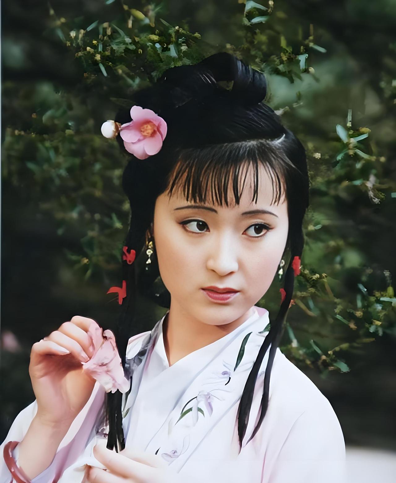 2007年，病入膏肓的陈晓旭，在迷离之际，恳求好友，赶紧联系自己的前夫毕彦君，没