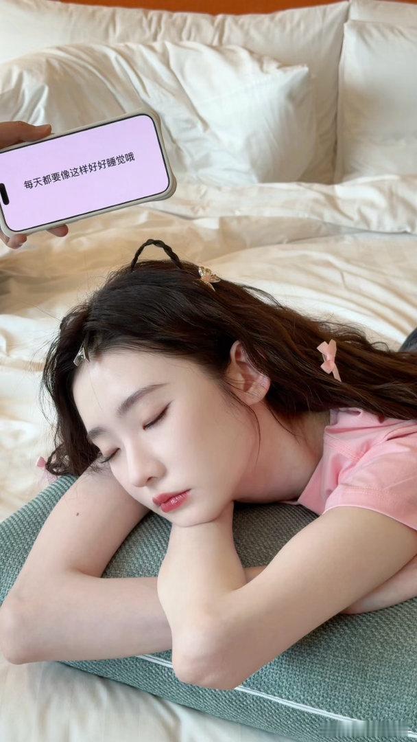 张艺凡用手语和聋哑观众交流有人说张艺凡是小太阳，因为她总在不经意间发光。路演现