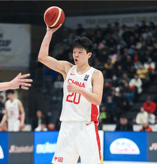 不吐不快！杨瀚森NBA季前赛首秀表现差的原因无非有三点1、体能问题！跟不上N