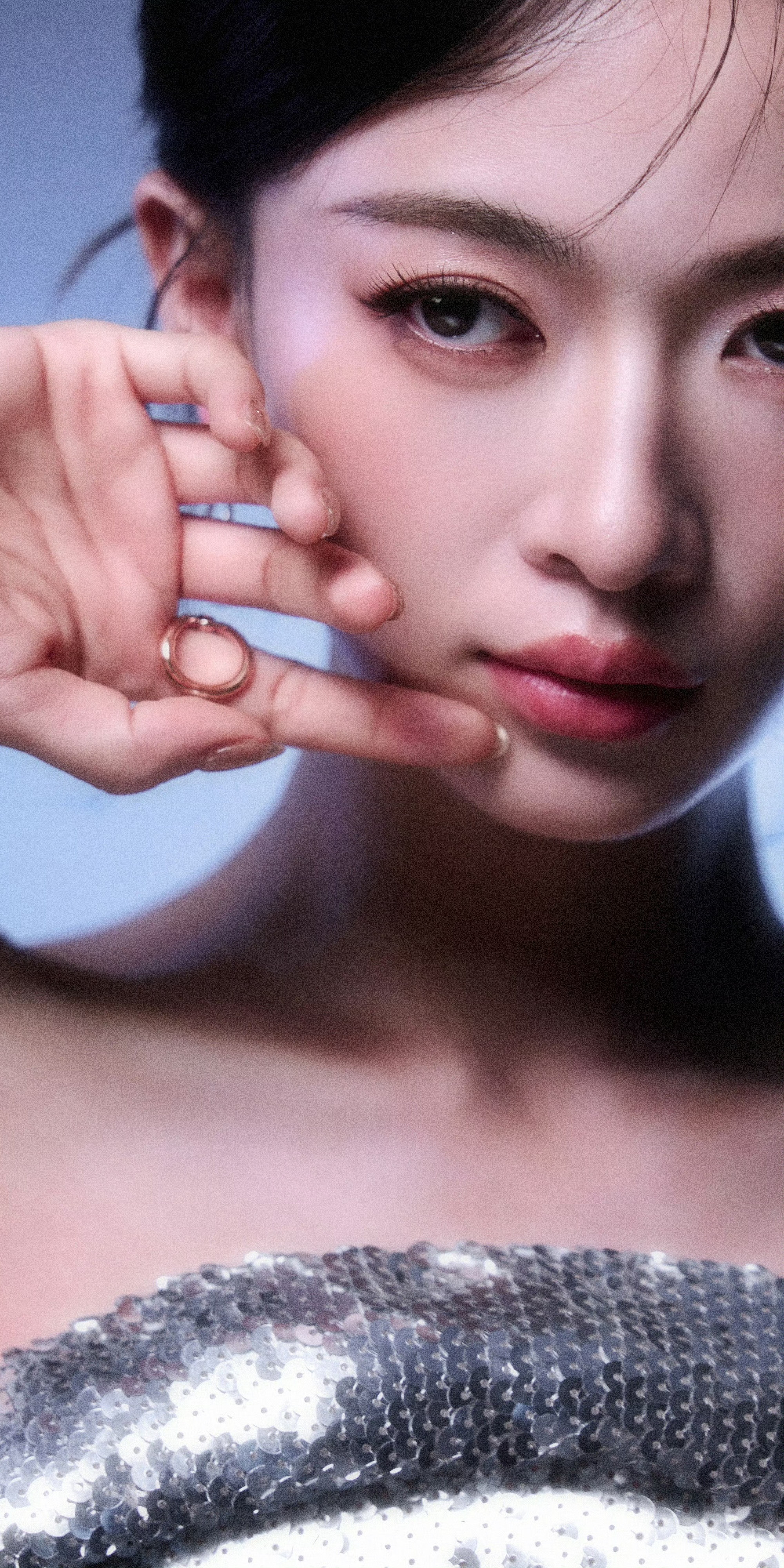 吴谨言高清壁纸：银色抹胸的优雅姿态。吴谨言