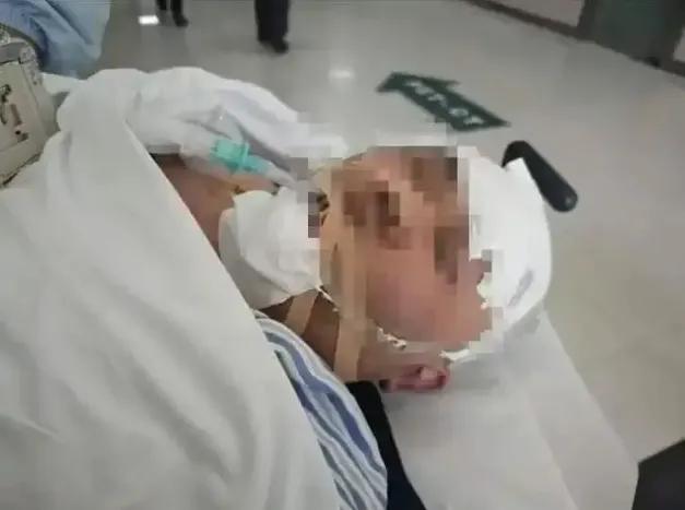 25岁小伙小乐走了，生命定格在加班回家的深夜。生前，他日均工作13小时，曾向朋友