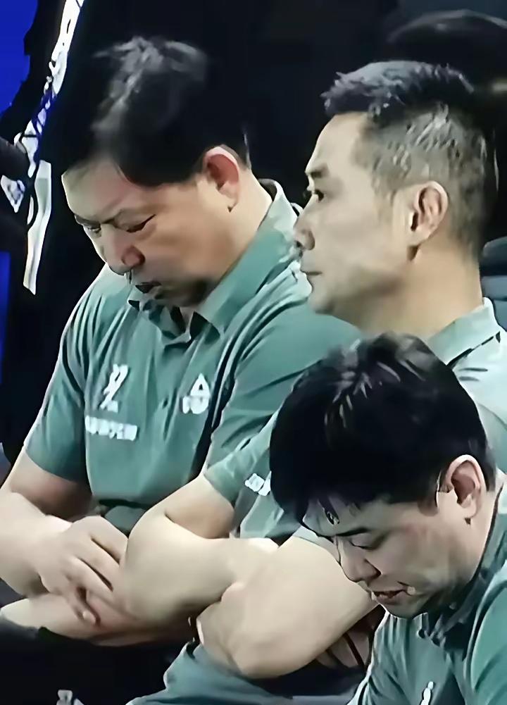 王宝泉下课，天津五冠王塌了陈方带残阵偷走全锦赛，球迷才意识到：王朝不是被击败，