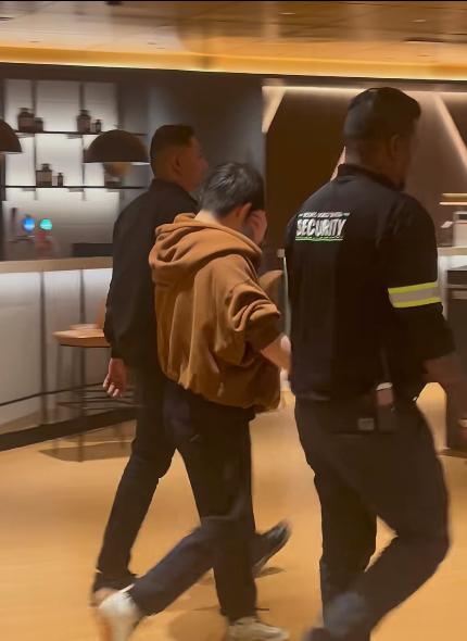 3月2日孙颖莎一大早载誉回国昨天晚上，新加坡大满贯赛事轰轰烈烈的结束，孙颖莎