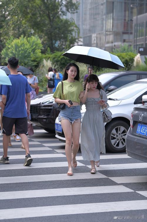 武汉放晴附近随拍在武汉天晴的日子里，随手拍下街头的行人，是捕捉这座城市鲜活脉动与