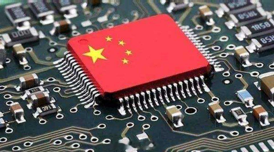 英伟达中国份额降至0芯片股史诗级爆发当前市场结构性特征十分明显，周三科技板块中