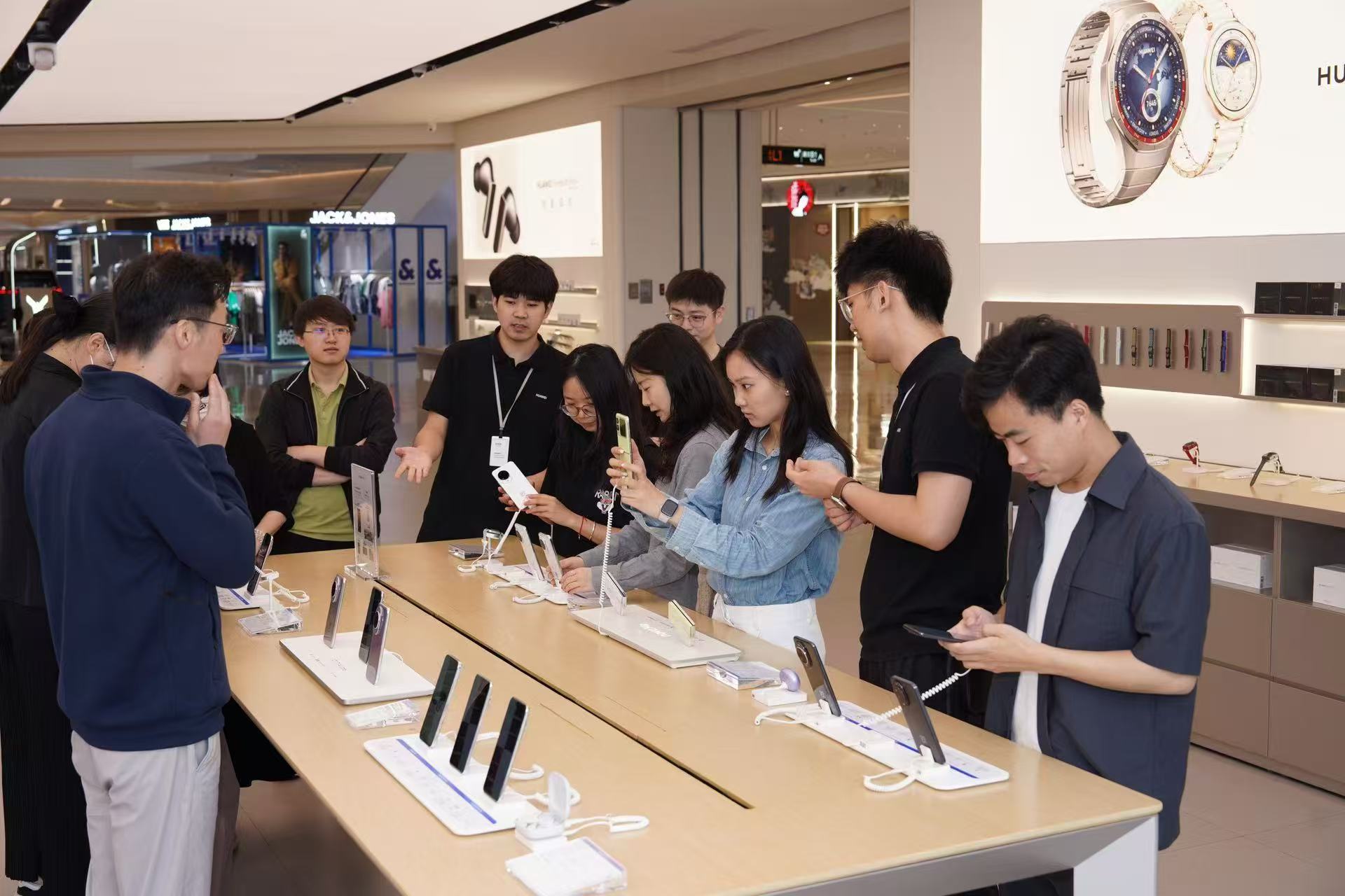 华为nova14鸿蒙红包华为门店“人满为患”这个我是深有体会，昨天去商场吃完饭散