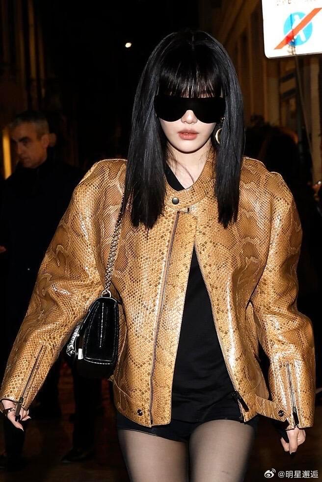 时装周米兰时装周宁艺卓Gucci秀街拍两套造型时髦感拉满。换了和秀场不一样的直