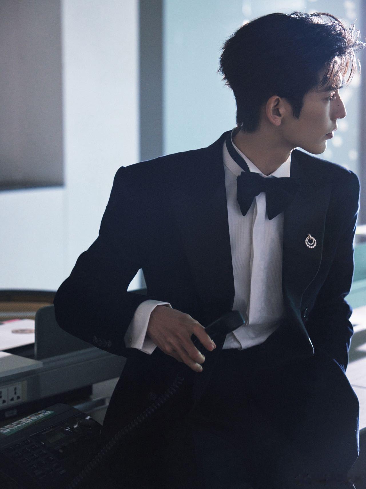 张凌赫投行男主有脸了平行世界的蒋峤西完全是满级投行精英即视感，张凌赫的微博视界大