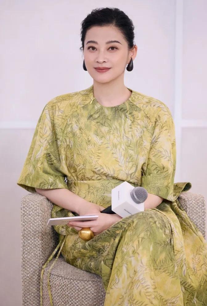 梅婷的从容感，真的和她的穿搭一样有味道。黄绿印花长裙自带柔和滤镜，不张扬却很有