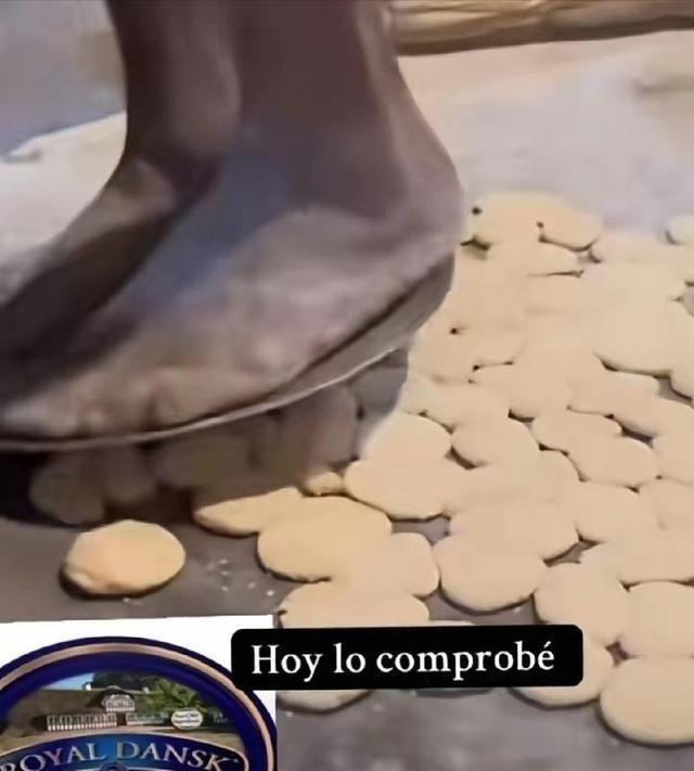 一位美国人在超市采购圣诞节食物时，发现丹麦蓝罐曲奇居然是印度制造。然后，他通过说