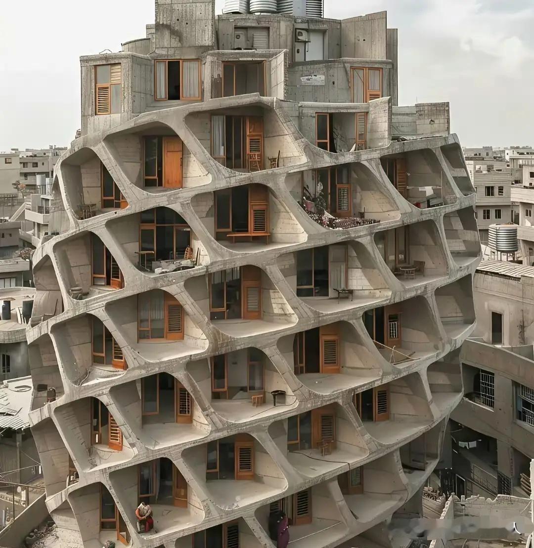 作为一级房建建造师，我表示这栋菠萝一样的楼施工难度极大，1万工资价位的技术员根本