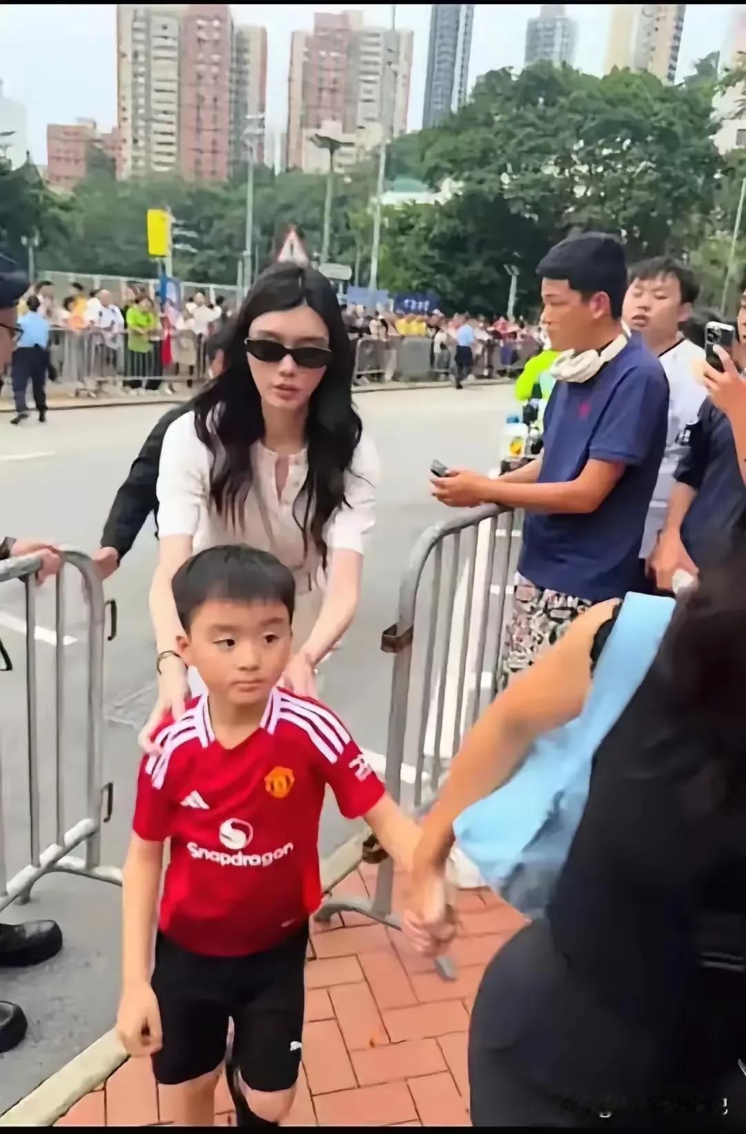 奚梦瑶儿子跟她年轻的时候长的还真是太像了，尤其是丹凤眼，很有辨识度不过既然生在