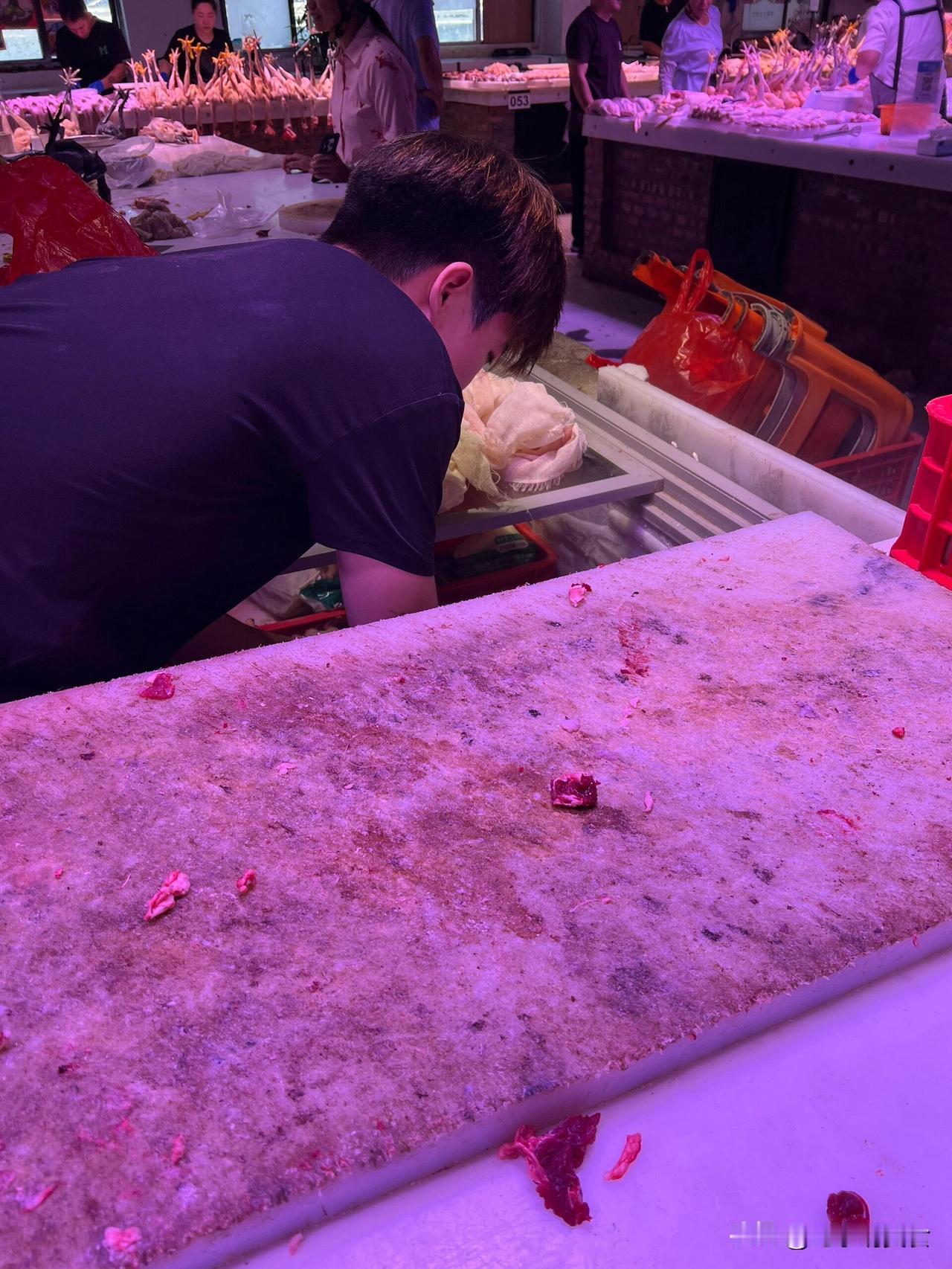菜市场随处可见的塑料砧板，真的要多留心逛菜市场发现一个现象，卖肉、烤鸭、卤鹅