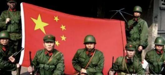 1984年，一位军嫂怒气冲冲将军官丈夫告上了法庭，在法庭上，军嫂质问丈夫道：“你