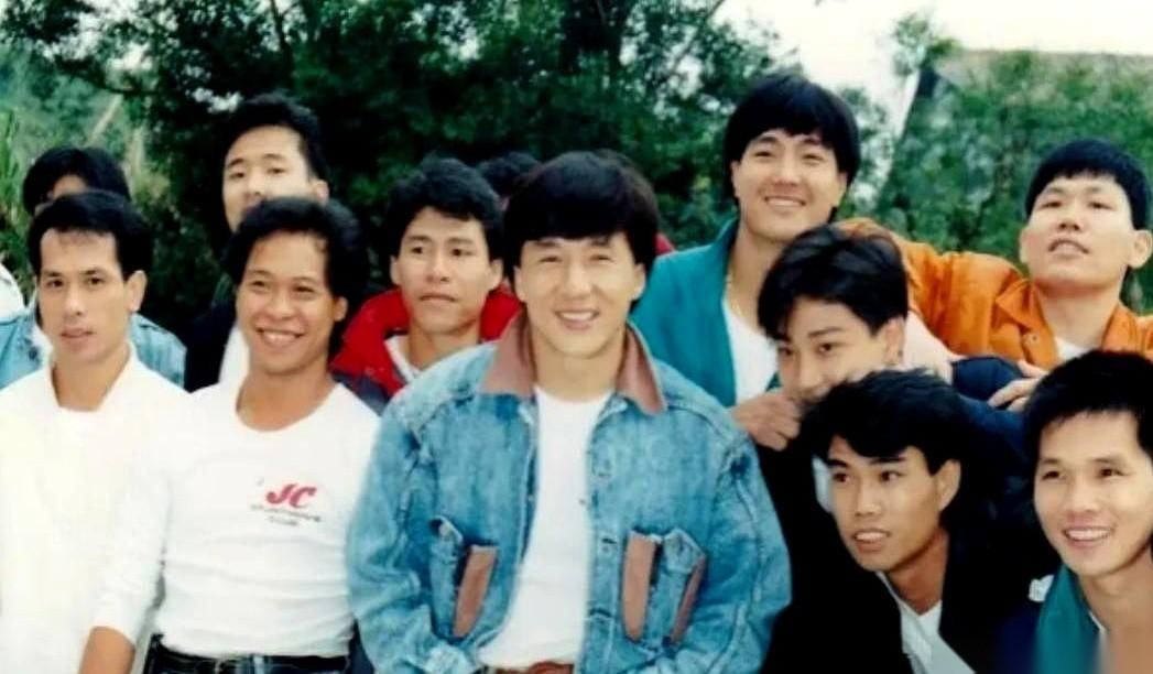 1991年，成龙干了一件让半个香港娱乐圈都傻眼的事：把跟着他出生入死的成家班，原