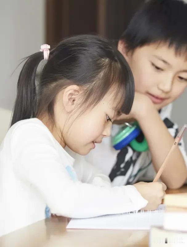 一位同学说过，他教育孩子最大的成功就是孩子学习不好，儿子因为学习不太好，上了个三