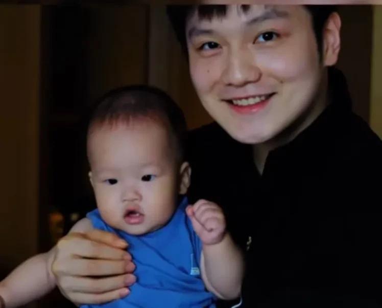 这画面好温馨啊，欢乐谷成员又聚在一起。如果没有看到视频，我还以为是几年前的相片