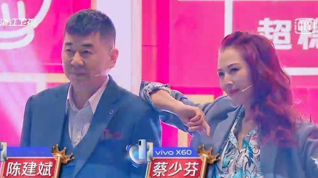 《甄嬛传》皇​后被废名场面，拍​摄时蔡​少芬临场改粤​语让​全​片场都懵，这段多年后流出幕后细​节，
