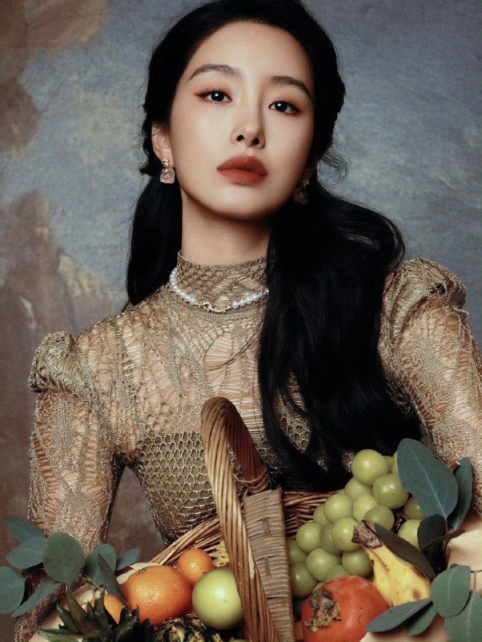 杨采钰鎏光生辉似油画中翩然而至“DIORLADYART10”