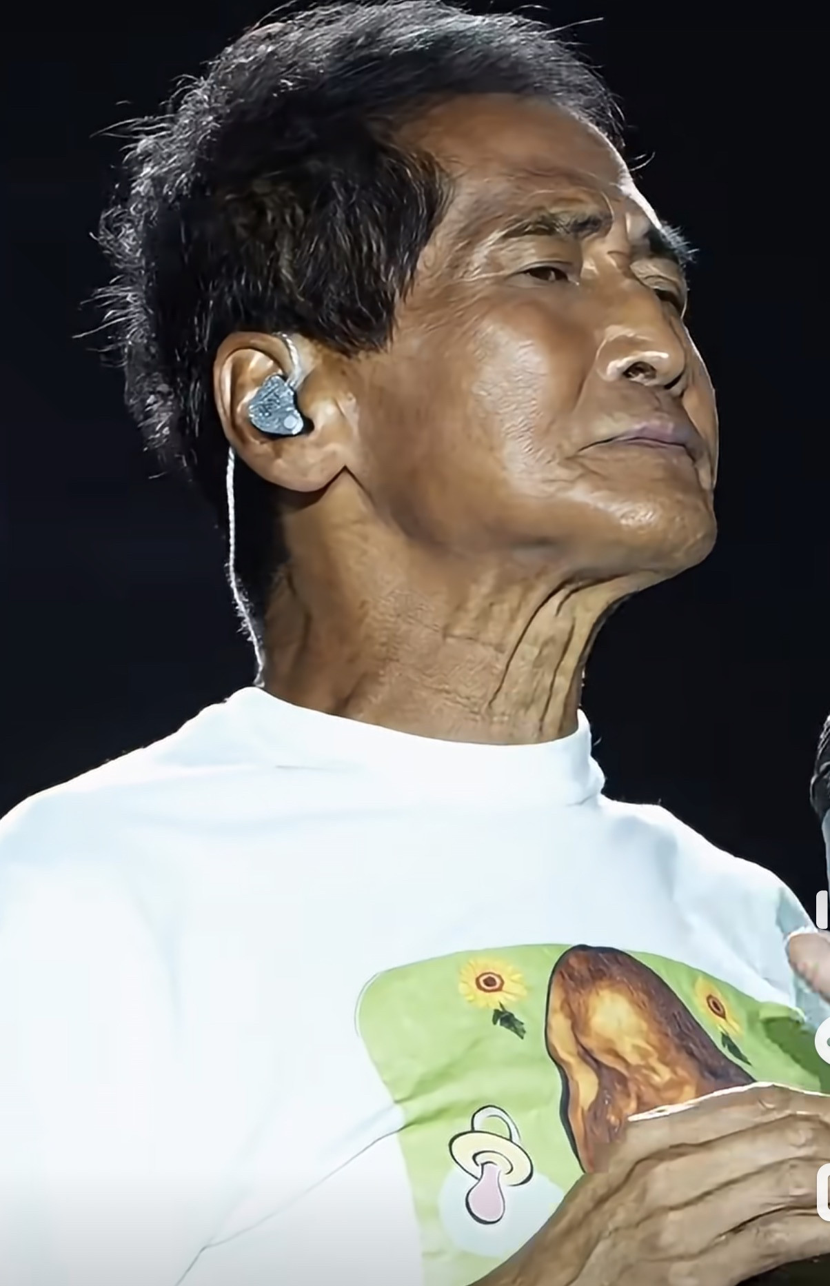 齐秦60年生人，今年66岁，可是他的模样看起来比普通人还显老，她的老婆据说还是个富二代，那么有钱状态