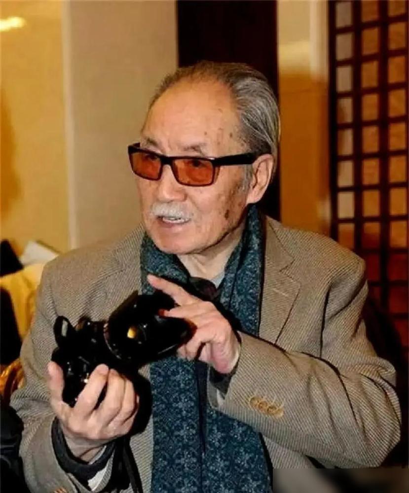 葛存壮咽气前几小时，在病房里跟葛优分了支烟。医生拦都拦不住，父子俩就靠着这根