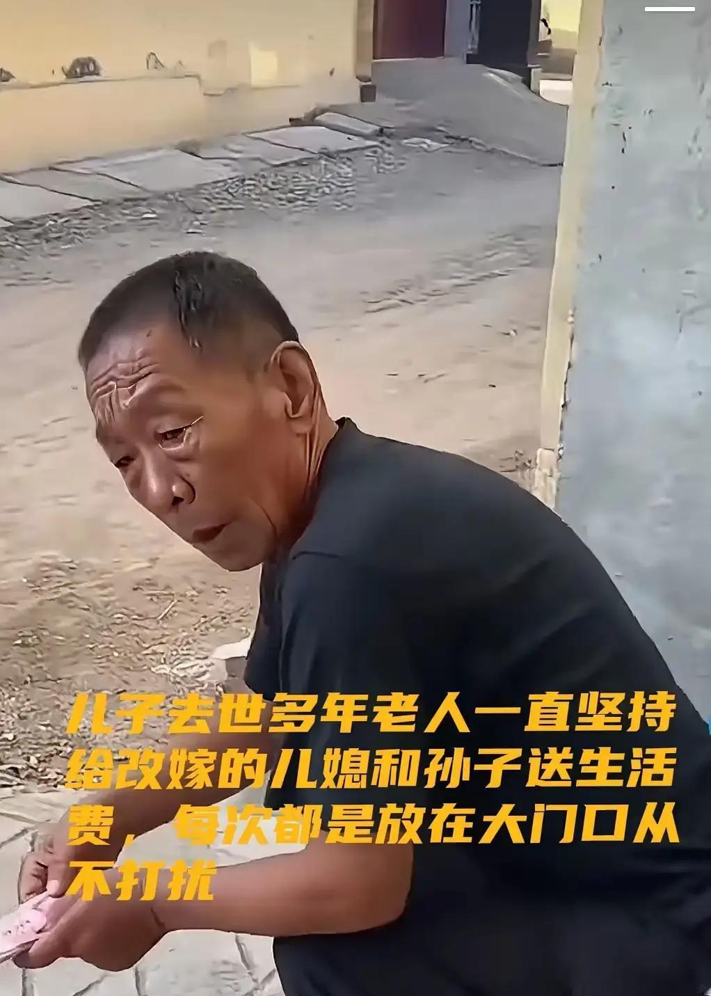 安徽合肥一位66岁老人拎着大包小包挤公交，说是给上大学的孙子送生活费。车上人