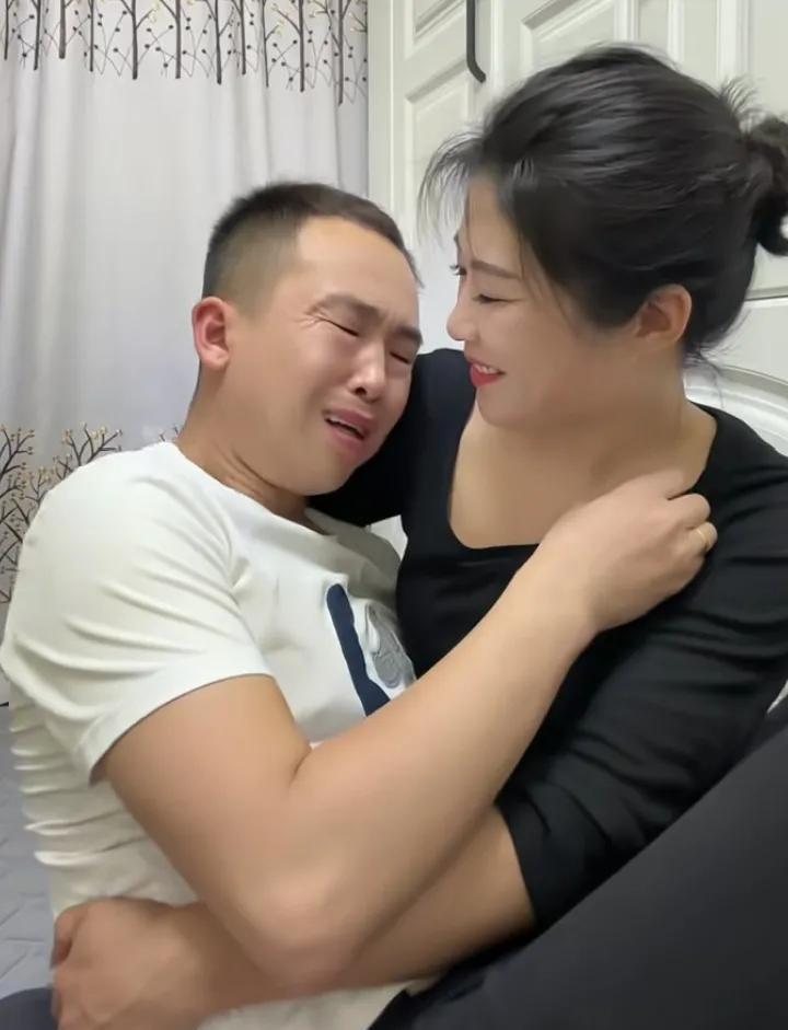 男人有一个这样的老婆你们觉得幸福吗。可以坐在老婆身上撒撒娇，老婆微笑着哄着你，