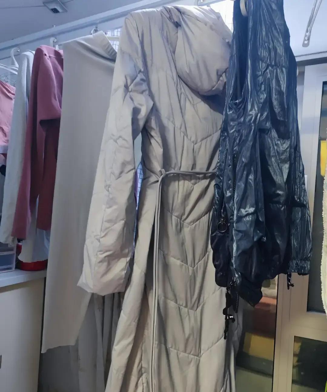 昨晚我把波司登长款厚羽绒服和羽绒马甲一起塞进洗衣机，选了羽绒服模式，倒了两盖专用