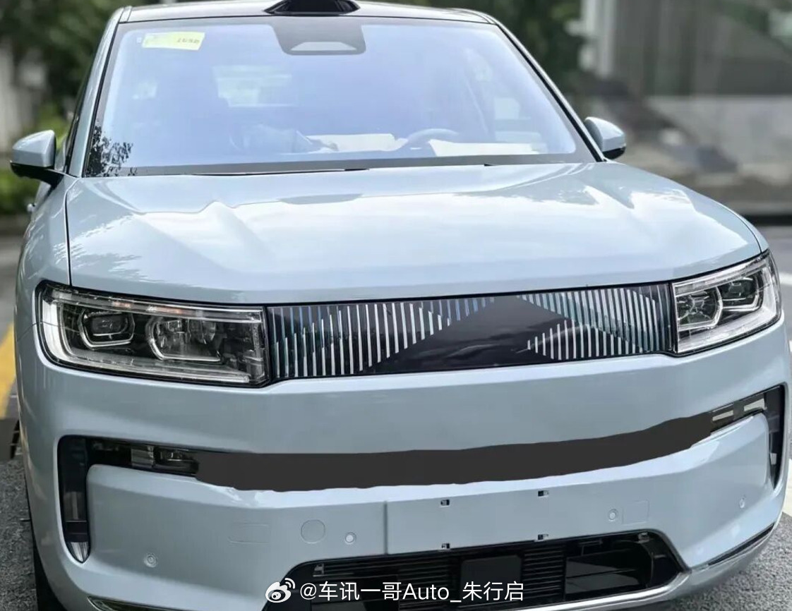 比亚迪方程豹钛9的实车亮相，前脸大部分都已经显露，看上去十分硬朗又有些厚重感，头