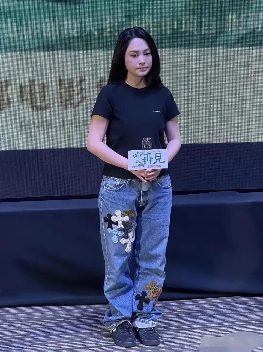 除了脸蛋，身材和衣品还真的比不上一个路人！
