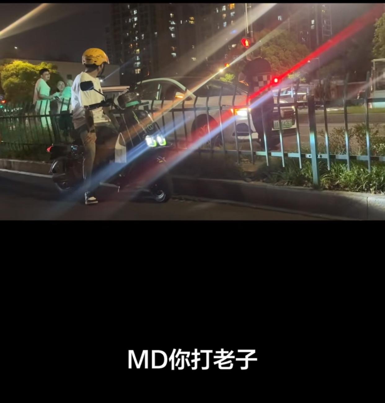 近日浙江，一位网友分享，一名女子和一名网约车司机在路边发生了争执，女子揪着司机的