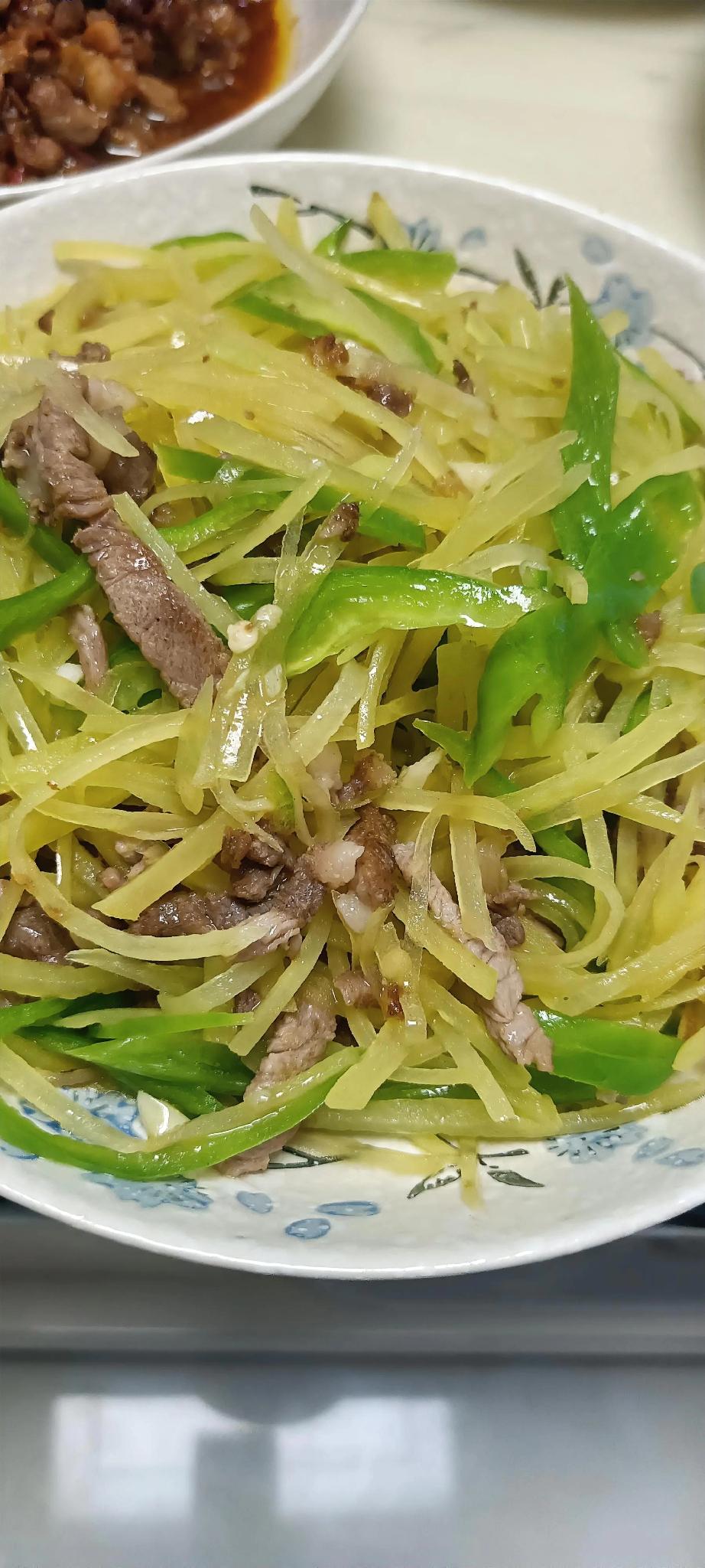 昨晚我老公有个聚会，是去饭店吃的，听说还是我们当地非常有名的大酒店呢！昨晚回来