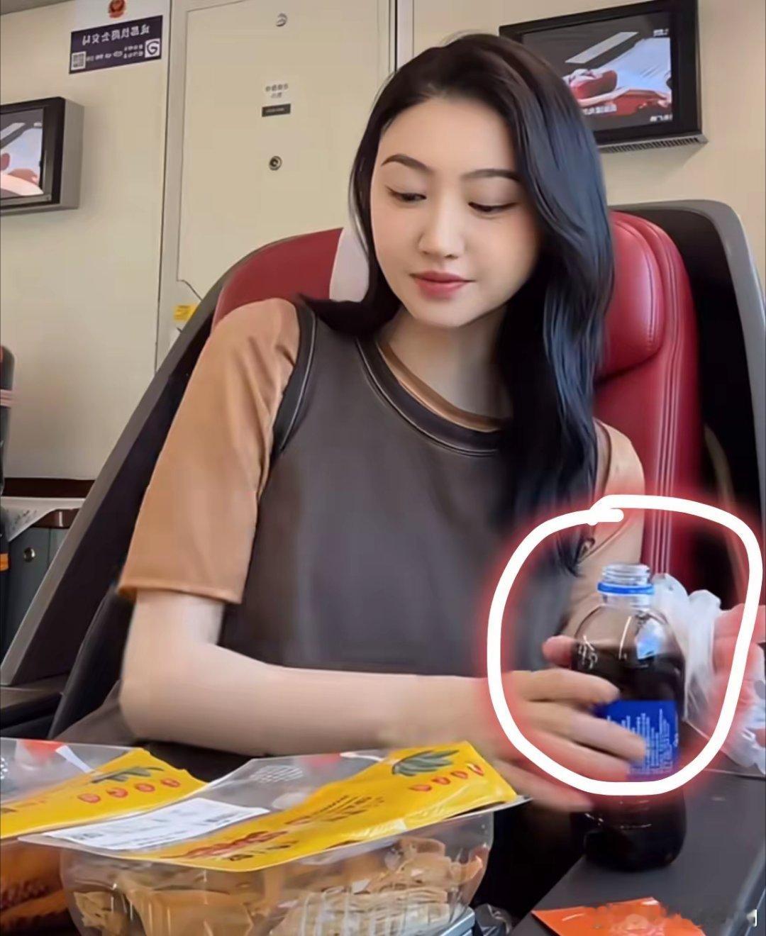 不愧是人间富贵花你看她日常吃的虽与大家吃的差不多但你仔细一看就发现明星吃的真的很少。​景甜在直播间直