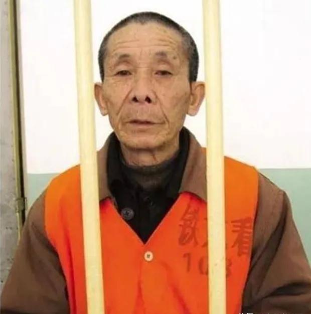 “荒诞又心酸!”2008年，一位69岁老人持刀来到北京火车站抢劫，很快警察赶来将