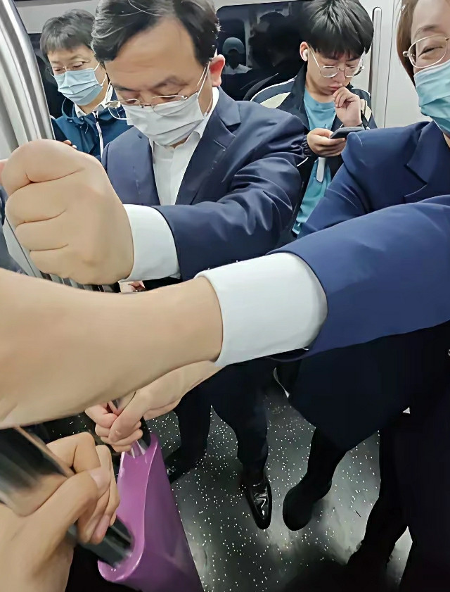 看我一大早在深圳地铁遇见了谁？
