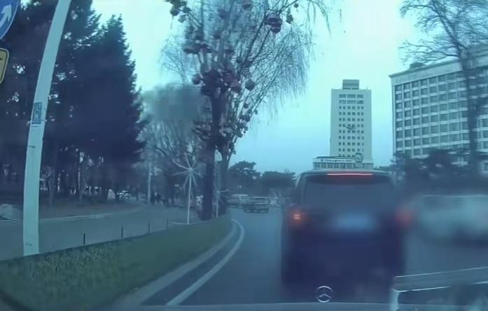 #长春警方将路虎别停奔驰案立为刑案#【长春警方通报“路虎1分钟8次别停奔驰”：已