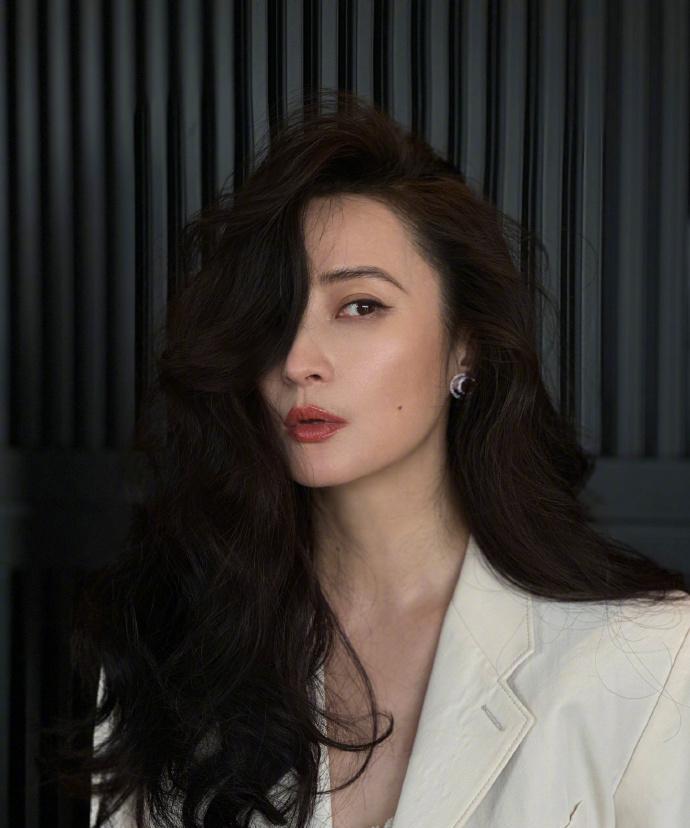 蒋勤勤这炫发量，真是引得好多人羡慕嫉妒恨啊！6月24日中午蒋勤勤在个人社交平台