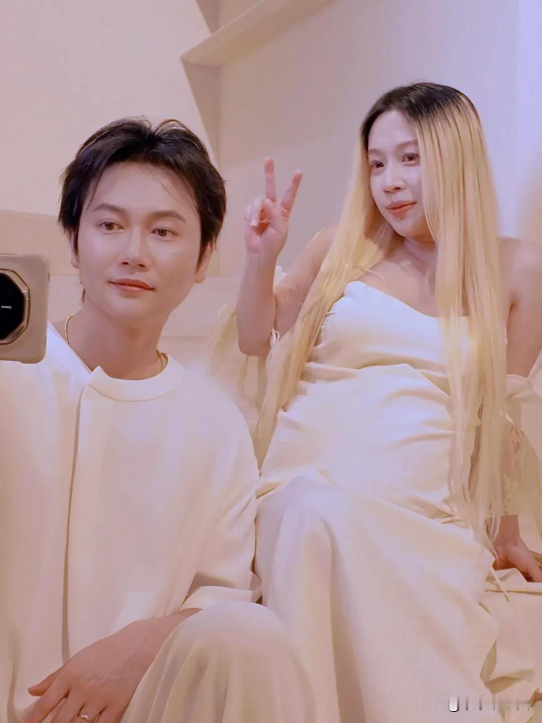 孟鹤堂陪妻子拍孕期艺术照！竟然公开秀恩爱了。孕晚期的孟嫂好漂亮，夫妻二人即将迎来