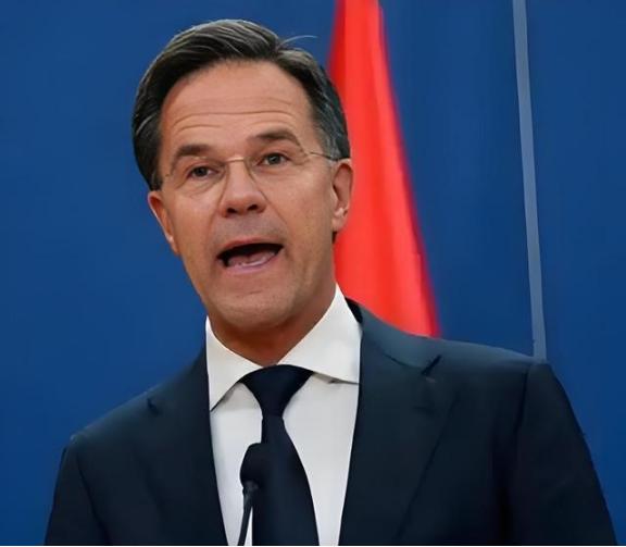 都以为稀土管制能按住荷兰，没想到人家反手就把中低端DUV光刻机也禁了，连老设备维