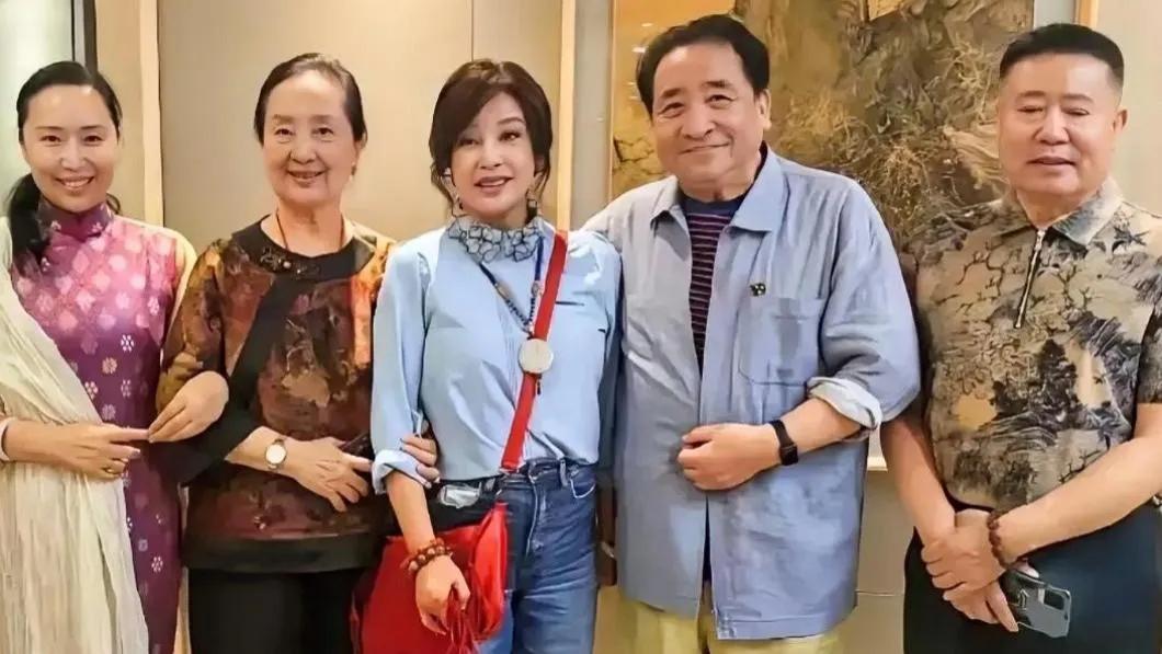 这张5人合照，我认出了天庭饱满的著名表演艺术家兼画家的张金玲，挎着红包戴着玉佩的