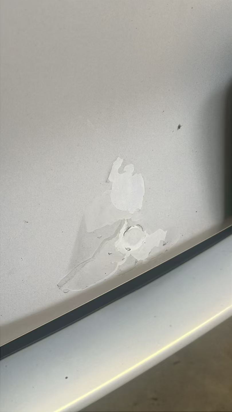 刚小番薯上来个问贴膜的。跟我吐槽，他去年贴的，才1年就开裂分层了，但那家店已