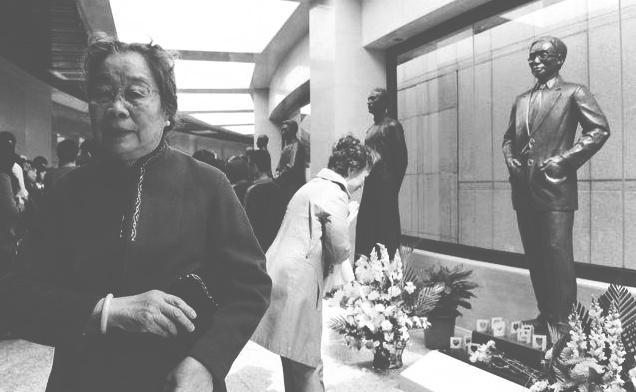 梁思成第二任妻子林洙晚年，纪念丈夫，一张罕见的留影，这张黑白照片拍摄于2011年