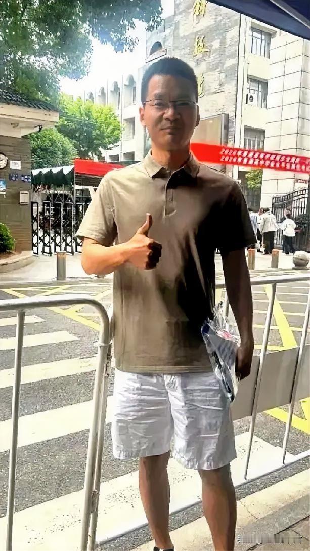 武汉一高中老师王文勇，38岁。连续四年以社会考生身份参加高考，只考数学。