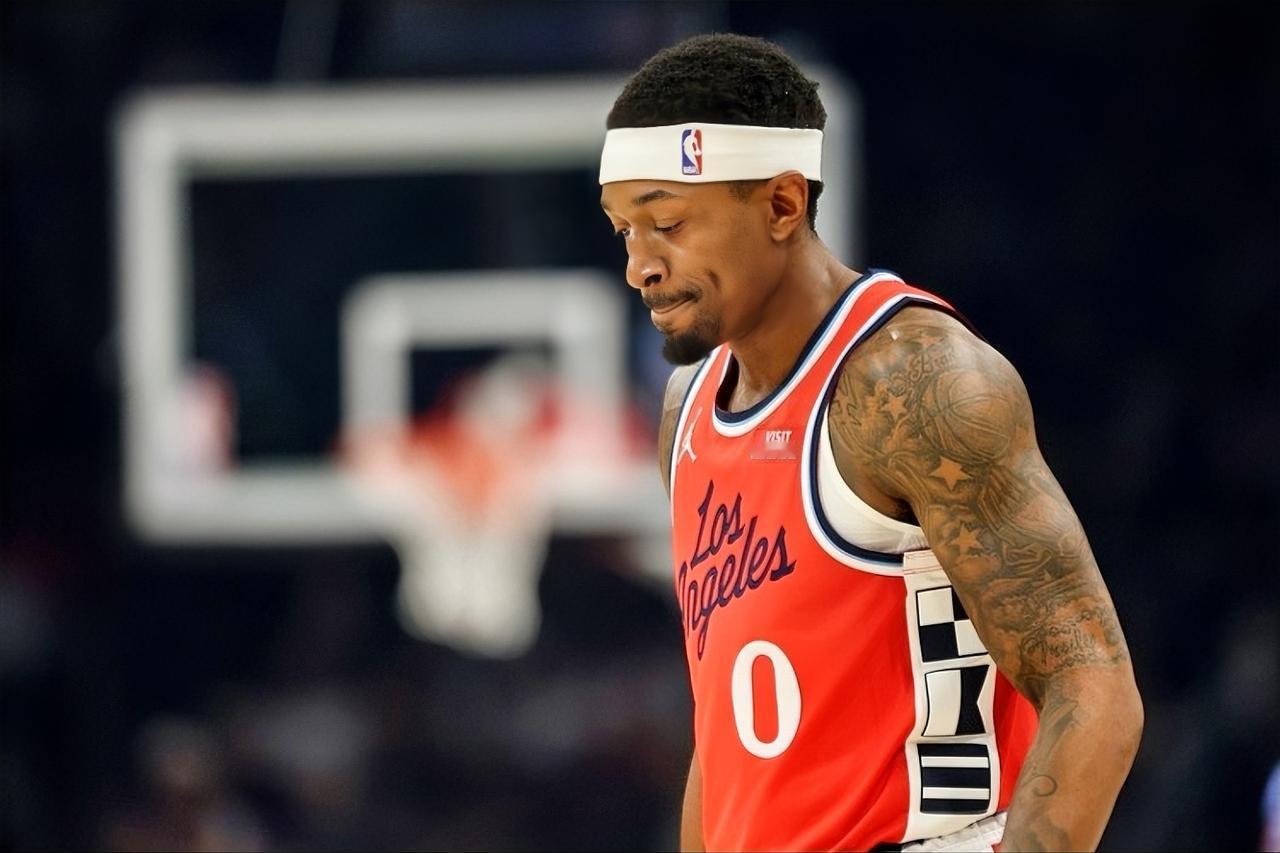 哈登：卡子哥，怎么感觉新赛季快船这阵容没上个赛季强啊？？？小卡：阵中不是来了比