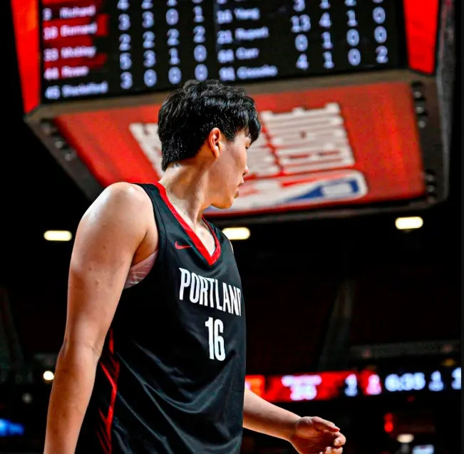 在2025年7月12日的NBA夏季联赛中，杨瀚森首秀表现出色，拿下10分4篮板5